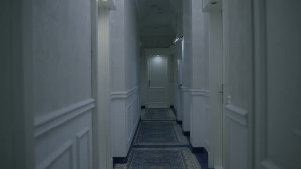 Nevěsta duch objevuje v hotelové chodbě, strašidelné budovy, paranormální akce — Stock video