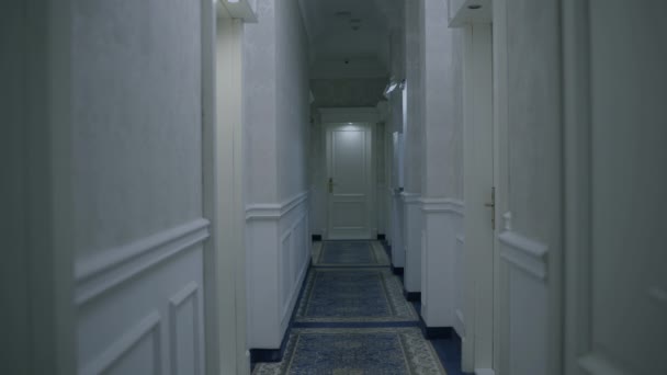 Esprit de veuve apparaissant dans le mystérieux couloir de l'hôtel, fantôme effrayant de la mariée — Video