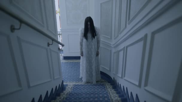 Kobieta psychopatka w nawiedzonym korytarzu zamkowym, duch demoniczny, nadprzyrodzona siła — Wideo stockowe