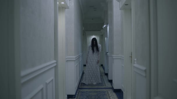 Одержимая молодая женщина, входящая в отель с привидениями, паранормальная активность, фантом — стоковое видео