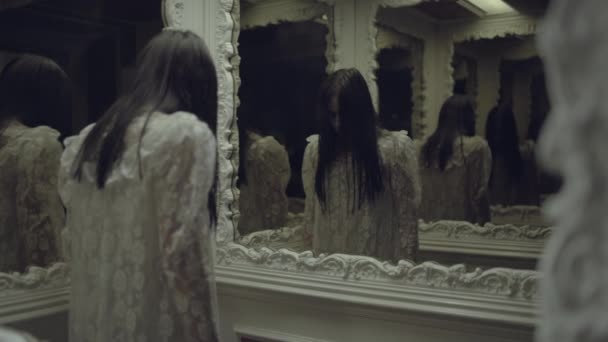 A menyasszony fantomja belenéz a tükörbe, természetfeletti erő, démoni szellem. — Stock videók