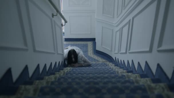 Женщина-зомби забирается наверх, страшный призрак дамы в свадебном платье, дьявол — стоковое видео