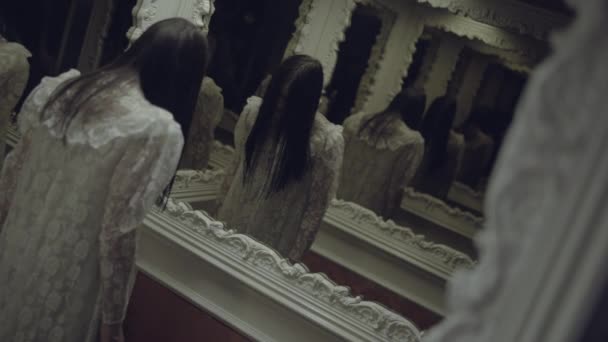 Τρομακτική μελαχρινή κυρία στέκεται μπροστά στον καθρέφτη, μυστηριώδες φάντασμα της νύφης — Αρχείο Βίντεο
