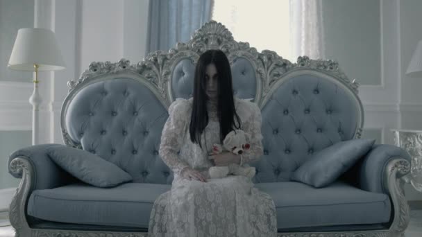 Безумная женщина в свадебном платье с игрушкой, психическим расстройством, одержимостью дьяволом — стоковое видео