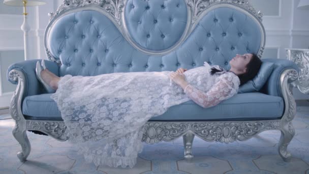 Νεαρή πριγκίπισσα πεθαίνει στον καναπέ, ωραία κοιμωμένη, παραμυθένιος χαρακτήρας, λήθαργος — Αρχείο Βίντεο