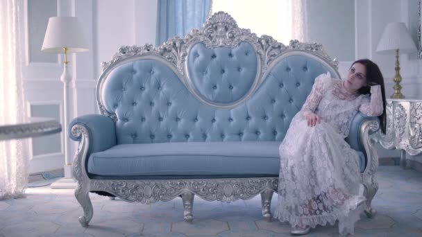 Самотня жінка сидить у розкішній вітальні, відчуває нудне, безтурботне дозвілля — стокове відео