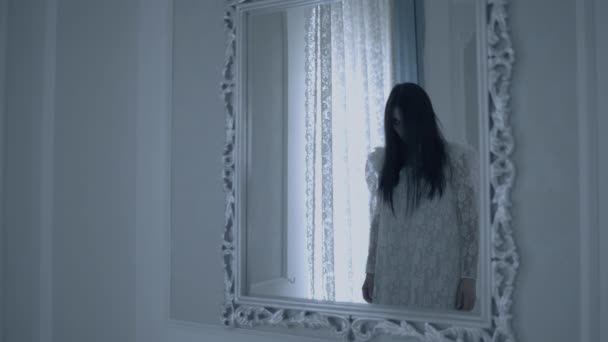 Riflessione del fantasma femminile che appare nello specchio, attività paranormale, mistero — Video Stock