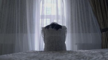 Mutsuz gelin yatakta ağlıyor, ilişki krizi, düğünün iptali.
