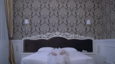 Zombi gelin yatakta oturuyor, ölülerin dirilişi, paranormal aktiviteler, ruh.