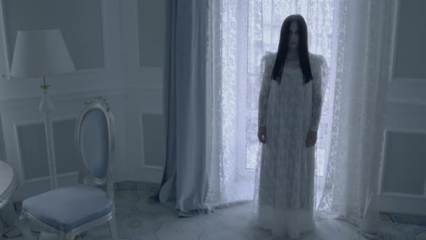 Halott menyasszony kísérteties fantomja kísértetjárta kastélyban, vérfagyasztó horror, rémálom. — Stock videók
