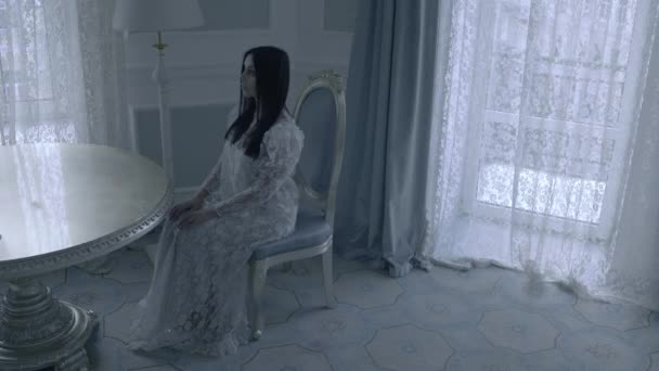 Женский дух мертвой невесты в замке с привидениями, паранормальная активность, изменяющая жизнь — стоковое видео