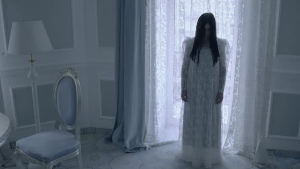 Verrückte junge Frau im Hochzeitskleid, entsetzlicher Ort mit paranormalen Ereignissen — Stockvideo