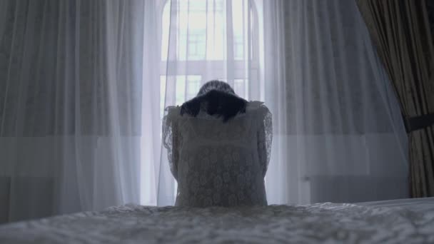 Sposa infelice che piange sul letto, crisi nella relazione, cancellazione del matrimonio — Video Stock