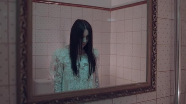 Maníaco feminino olhando no espelho, transtorno bipolar, saúde mental, exorcismo — Vídeo de Stock