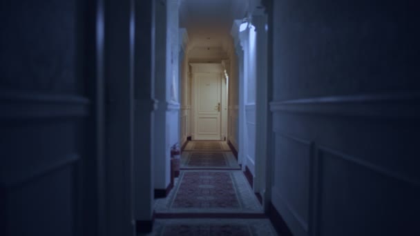 Ανατριχιαστικός διάδρομος στο στοιχειωμένο ξενοδοχείο, μυστηριώδες μέρος, εγκαταλελειμμένο κάστρο, μαγεία — Αρχείο Βίντεο