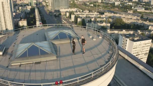 Outdoor workout van sportieve jongeren op het dak, actief leven in de grote stad — Stockvideo