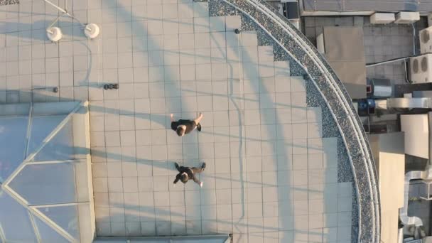 Junger Mann und Frau bei Kniebeugen im Freien, gemeinsamem Training, aktivem Workout — Stockvideo