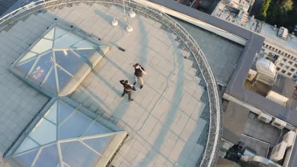 Coppia attiva che fa esercizi sportivi sul tetto dell'edificio, allenamento attivo, stile di vita — Video Stock