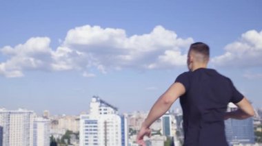 Başarılı genç adam el kaldırıyor, kazanan işareti gösteriyor, şampiyon.