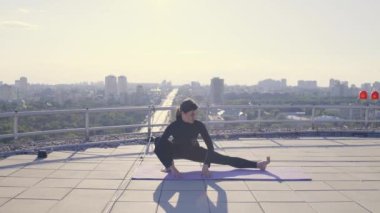 Genç bir kadın bacak kaslarını esnetiyor, sağlıklı bir yaşam tarzı, antrenman.