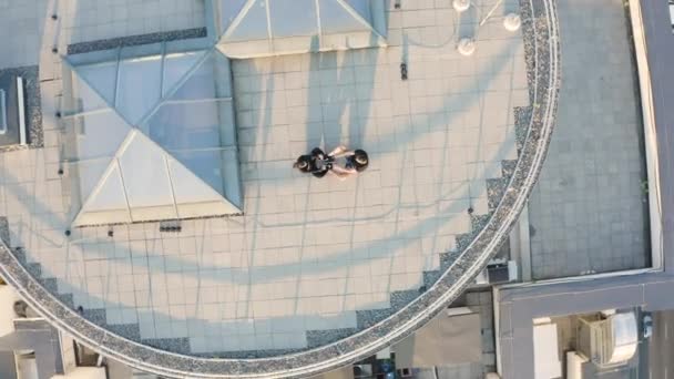 Sportief koppel doet buikspieroefeningen op wolkenkrabberdak, intensieve spiertraining — Stockvideo