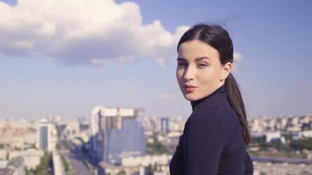 Hezká brunetka modelka pózující na kameře, focení na střeše, sebevědomí — Stock video