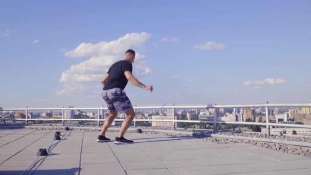 Crossfit-Athlet trainiert auf dem Dach, Training im Freien, körperliche Aktivität — Stockvideo