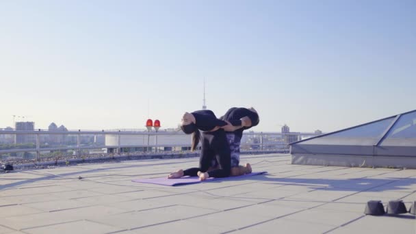 Houden van jong stel doen yoga samen, gevoel van eenheid en ondersteuning, plezier — Stockvideo
