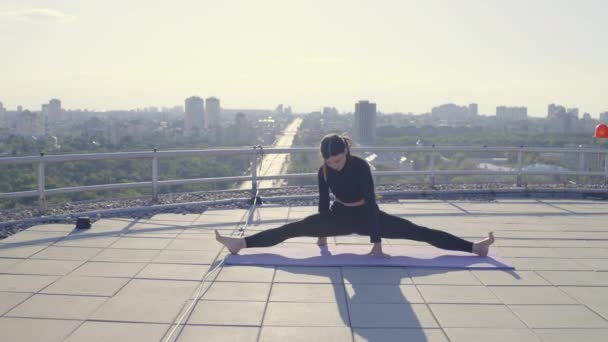 Vrouwelijke yoga meester doet stretching oefening op sport mat, lichaam en geest harmonie — Stockvideo