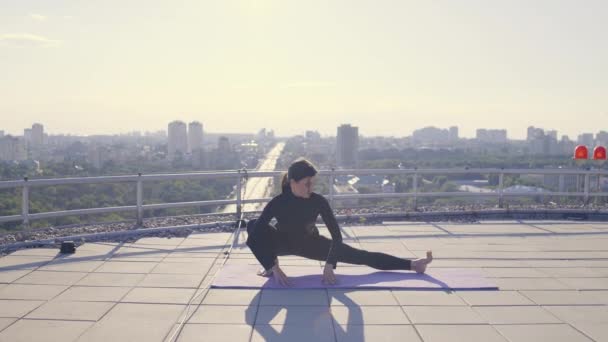 Mujer joven estirando los músculos de las piernas al aire libre, estilo de vida saludable, entrenamiento — Vídeos de Stock
