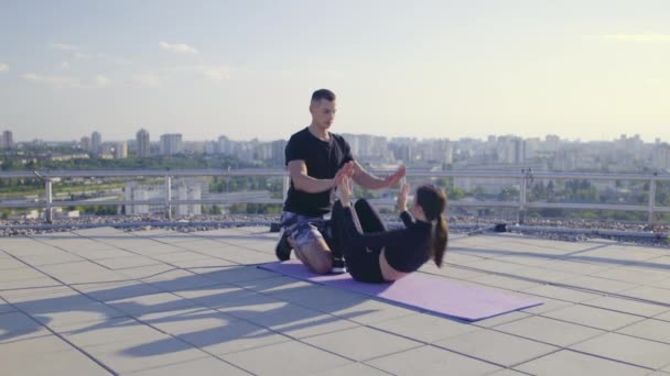 Mujer joven haciendo ejercicio crujiente con instructor de fitness, entrenamiento abdominal — Vídeos de Stock