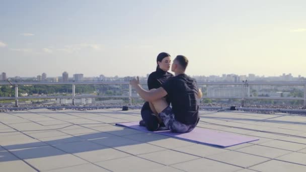 Namorado fazendo exercício sit-up, beijando namorada, casal formação juntos — Vídeo de Stock