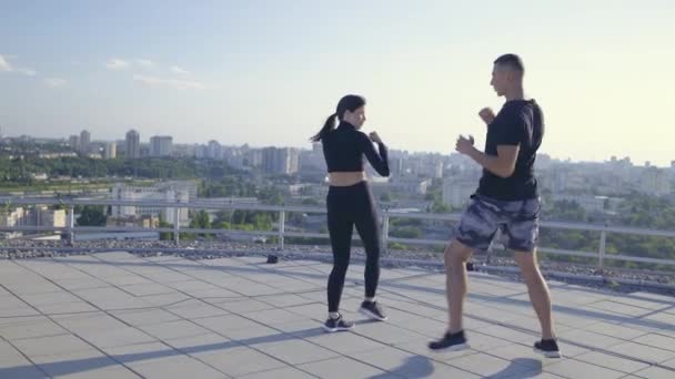 Desporto jovens exercendo socos caixa no telhado, treinamento de fitness, trabalho em equipe — Vídeo de Stock