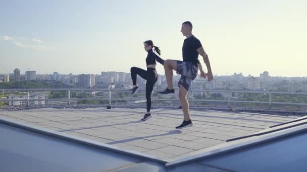 Esporte casal fazendo saltos sincronizados juntos, estilo de vida saudável, perda de peso — Vídeo de Stock