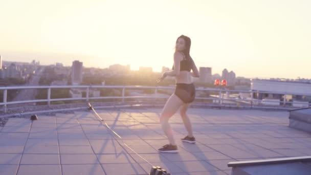 Brunette woman moving hips and butt, dancing twerk on the roof top, flirting — Vídeo de Stock