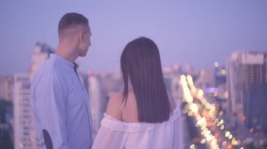 Genç adam ciddi ciddi kız arkadaşına bakıyor. İlişki sorunu, ayrılık...