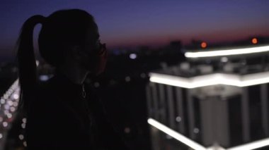 Kadın kamu ajanı. Gece şehri arıyor. Kamu düzenini koruyor.