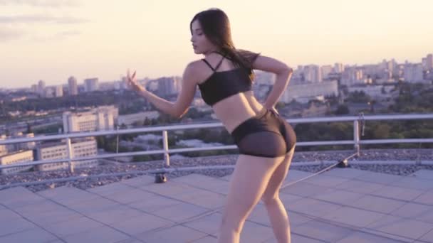 Çatıda twerk yapan yetenekli bayan dansçı, sosyal ağ yarışması, eğlence — Stok video