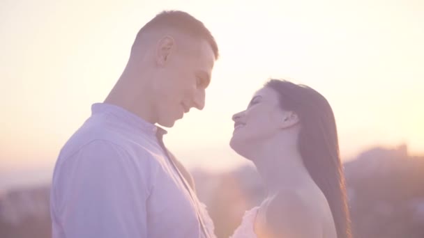 Vriendje en vriendin knuffelen en kussen bij zonsondergang, romantische date, liefde — Stockvideo