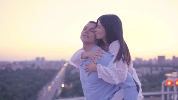 Vriendje geven piggyback rit naar vriendin, zorgeloos paar genieten van jeugd — Stockvideo