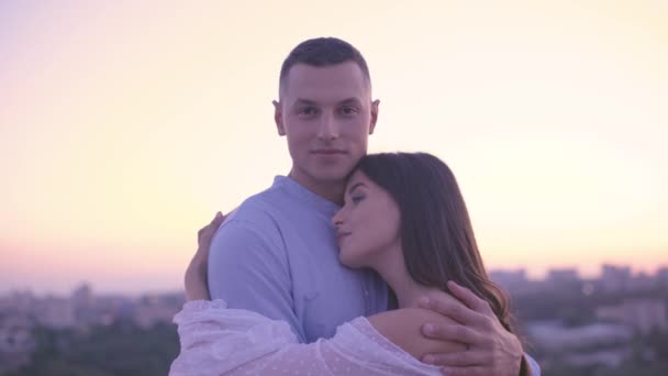 Jonge man knuffelen geliefde vriendin bij zonsondergang, romantische relatie, date — Stockvideo