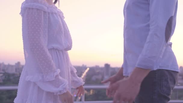 Солодкий поцілунок закоханої пари, романтичне побачення в мегаполісі, любовні стосунки — стокове відео