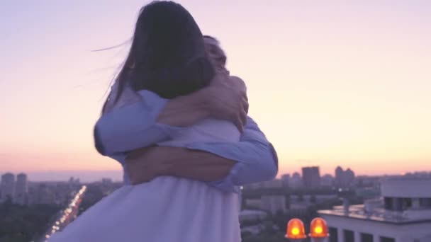Влюбленная пара целуется на улице, молодой человек и женщина обнимаются, романтическая атмосфера — стоковое видео