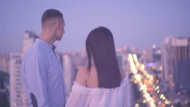 Tânăr bărbat serios uita la prietena în aer liber relatie problema, despartire — Videoclip de stoc