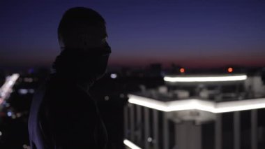 Gece yarısı planlanan soygun suçlarına bakan tehlikeli bir erkek suçlu.