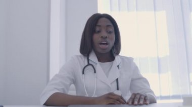 Kamerada klinik uzmanı konuşuyor, hastalığın belirtilerini internette açıklıyor.