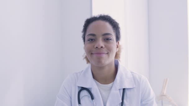 Médico especialista sorrindo na câmera, cuidados de saúde, visita ao médico na clínica — Vídeo de Stock