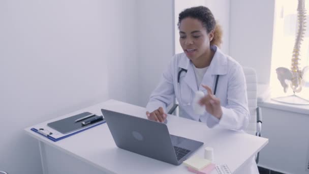 Médico especialista mostrando creme na consulta on-line, discutindo o tratamento — Vídeo de Stock