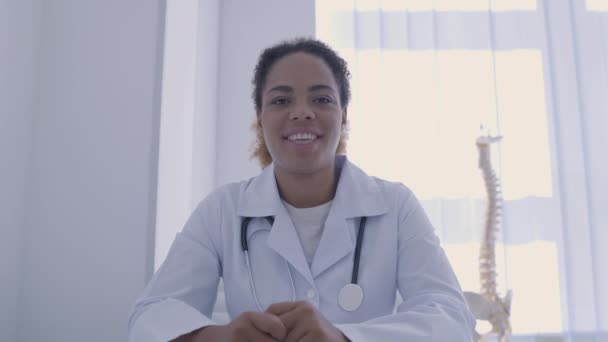 Feliz trabajador médico hablando en cámara, conferencia en línea, blogger médico — Vídeo de stock