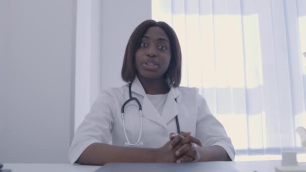 Kvinna läkare med stetoskop talar online, video samråd med terapeut — Stockvideo
